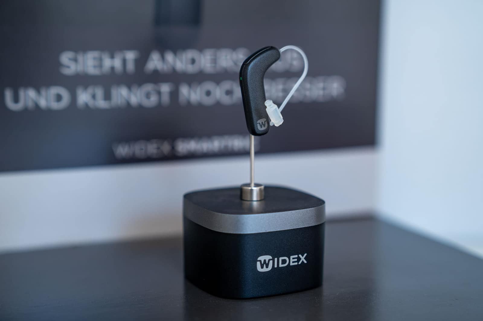 Widex-Hörgerät auf einem Präsentationsständer