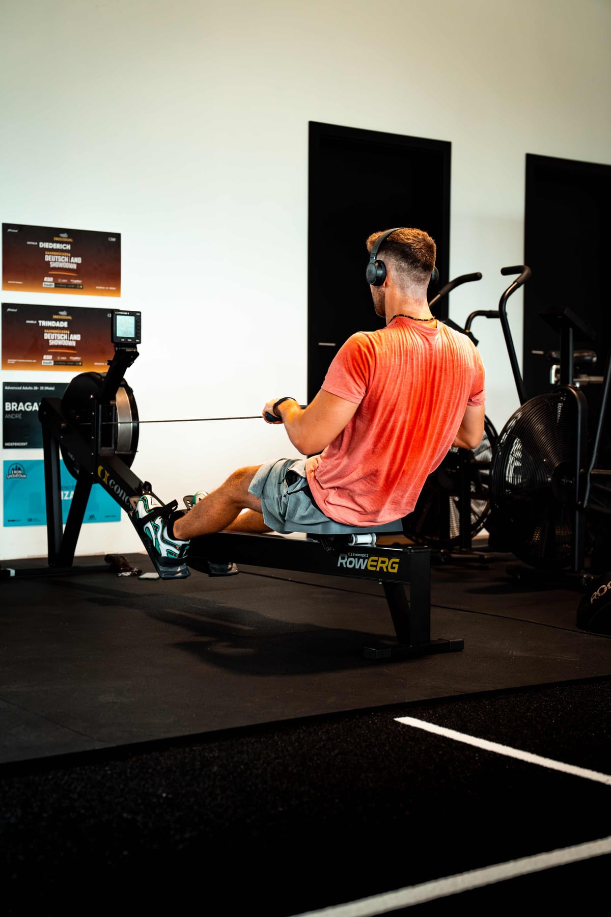 Mann trainiert auf einem Concept2-Rudergerät im Strongh Fitnessstudio Temmels