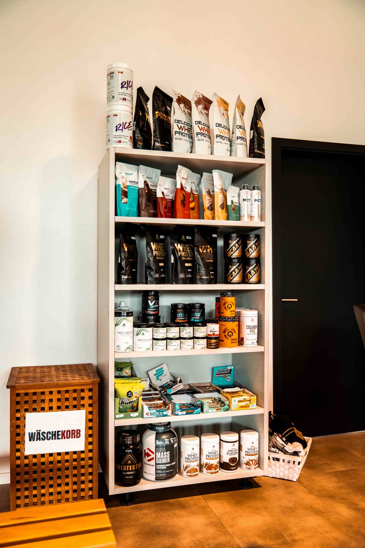 Supplement-Regal mit Proteinpulvern und Nahrungsergänzung im Strongh Fitnessstudio Temmels