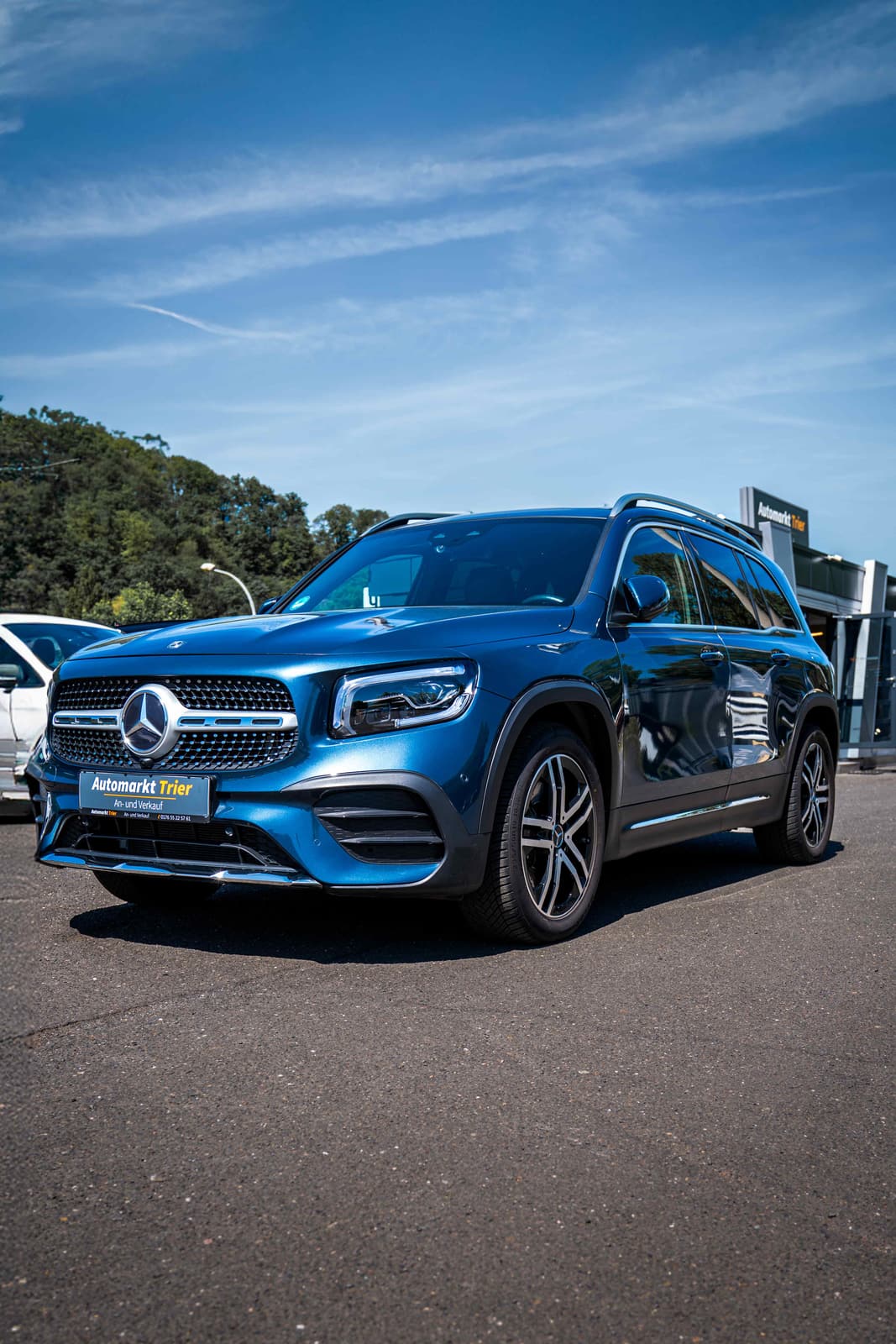 Blauer Mercedes-Benz GLB steht auf dem Hof des Automarkt Trier