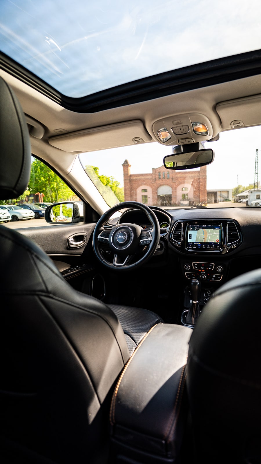Innenraum und Cockpit eines Jeep Compass mit Panoramadach