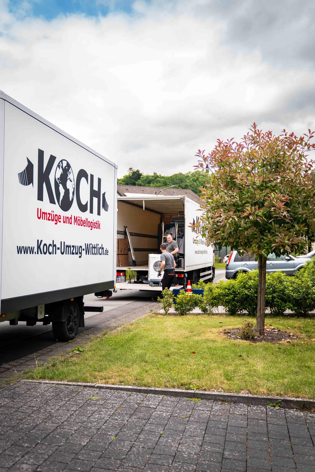 Umzugswagen von Koch Umzüge und Möbellogistik beim Beladen vor einem Haus