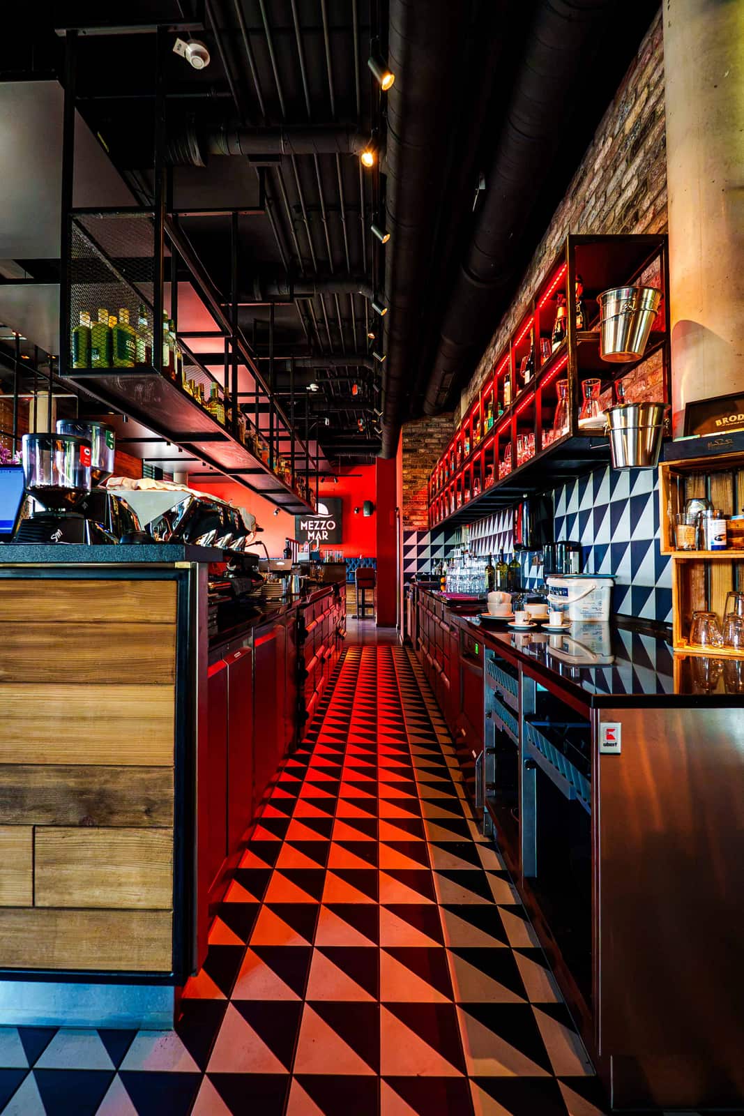 Bar-Interieur des Restaurants Mezzo Mar mit rot-schwarzem Fliesenboden